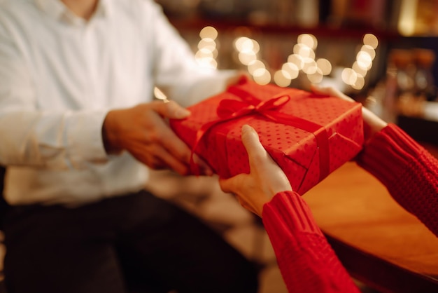 Conceito de dia dos namorados. Feliz casal apaixonado. Os amantes dão presentes uns aos outros.