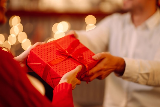 Conceito de dia dos namorados. Feliz casal apaixonado. Os amantes dão presentes uns aos outros.