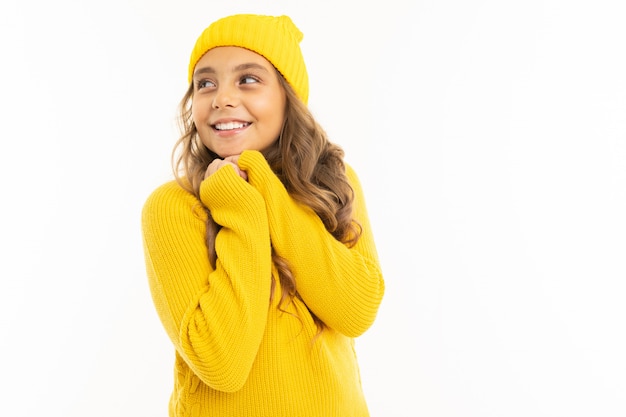 Conceito de dia dos namorados. menina adolescente bonito em aconchegantes roupas amarelas sobre fundo branco