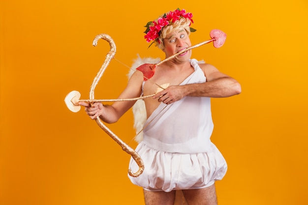 Foto conceito de dia dos namorados. retrato do deus do amor - cupido com arco e flecha.