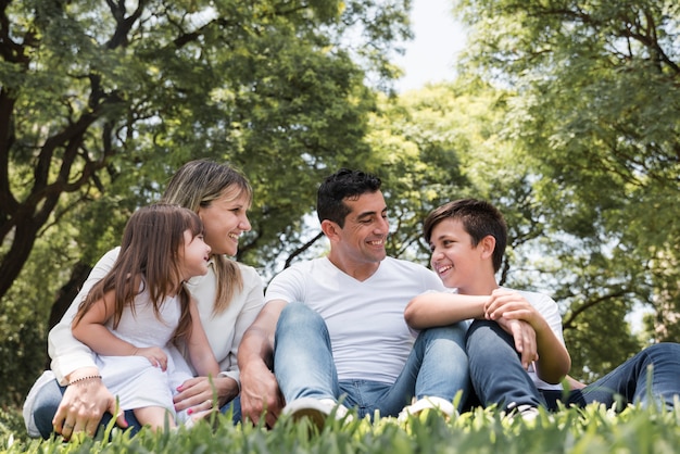 Foto conceito de dia dos pais com a família ao ar livre