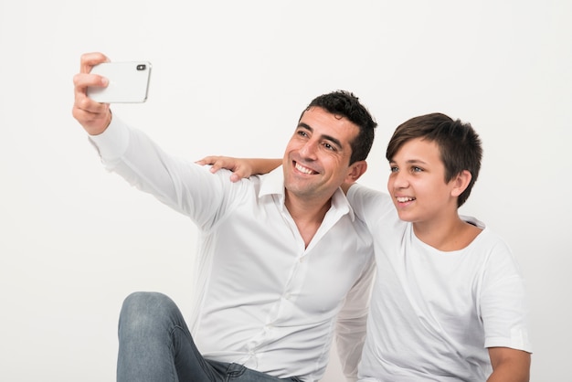 Foto conceito de dia dos pais com a família feliz