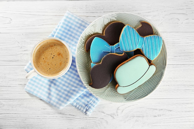 Conceito de dia dos pais feliz Biscoitos saborosos e xícara de café em fundo de madeira