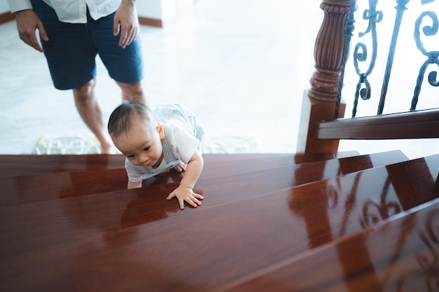 Conceito de dia dos pais feliz e sorridente criança ou filha se divertindo e amando com os pais da família juntos em casa conceito de paternidade pelo pai com estilo de vida de atividade de infância