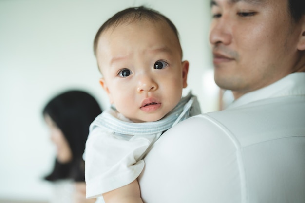 Conceito de dia dos pais feliz e sorridente criança ou filha se divertindo e amando com os pais da família juntos em casa conceito de paternidade pelo pai com estilo de vida de atividade de infância