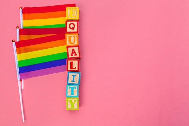 Foto conceito de dia lgbt. bandeira lgbt em cima da mesa.