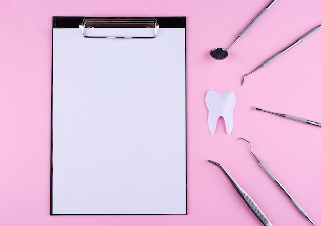 Foto conceito de dia mundial dos dentistas com ferramentas de estomatologia