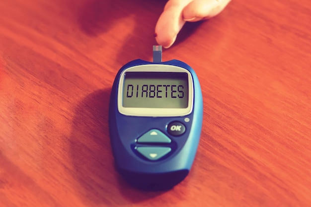 Conceito de diabetes com medicação para diabetes na mesa de madeira