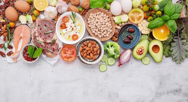 Foto conceito de dieta cetogênica com baixo teor de carboidratos ingredientes para seleção de alimentos saudáveis configurados em fundo branco de concreto