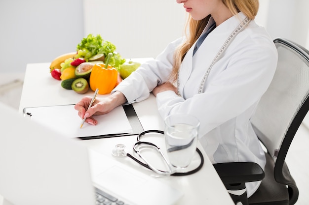 Foto conceito de dieta com cientista feminina e comida saudável