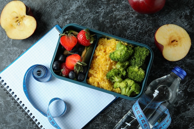 Conceito de dieta com lancheira na mesa esfumada preta