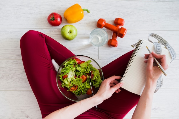 Foto conceito de dieta com mulher esporte e alimentação saudável