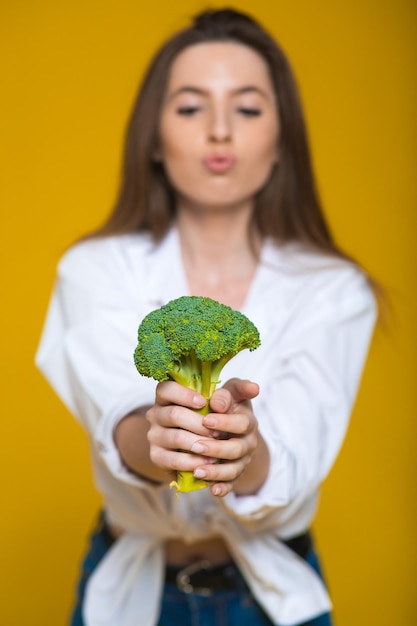 Conceito de dieta de desintoxicação Mulher segura brotos de brócolis verdes para nutrição saudável