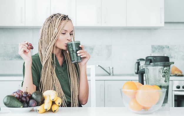 Conceito de dieta de espirulina fresca bebida de verão saudável bem-estar e conceito de perda de peso loira saudável