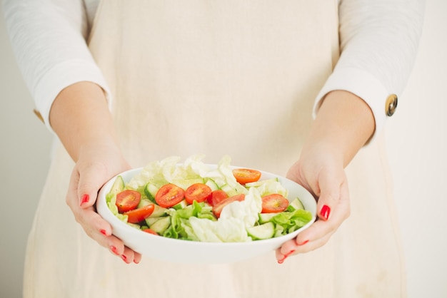 Conceito de dieta de estilo de vida saudável Fazendo salada verde fresca
