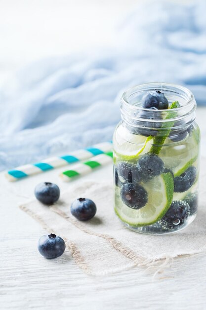 Conceito de dieta de nutrição saudável de cuidados de saúde Fresco fresco limão limão bagas mirtilo infundido coquetel de água desintoxicação bebida limonada para os dias de primavera verão