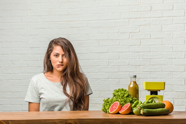 Conceito de dieta. retrato, de, um, saudável, jovem, latim, mulher, preocupado, e, oprimido