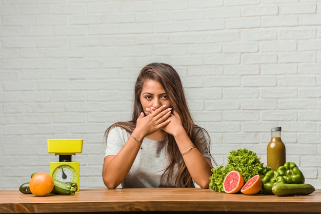 Conceito de dieta. Retrato de uma jovem saudável Latina cobrindo a boca, símbolo do silêncio e repressão, tentando não dizer nada