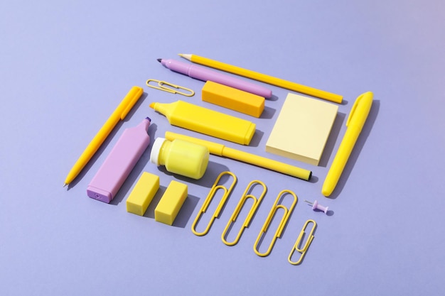 Conceito de diferentes acessórios de papelaria acessórios de papelaria para trabalho de escritório