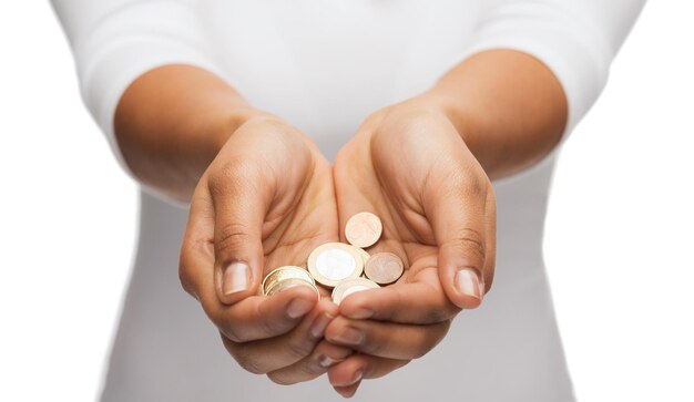 Foto conceito de dinheiro e finanças - close-up das mãos em concha da mulher mostrando moedas de euro