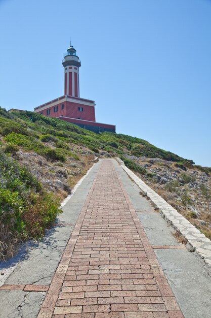 Conceito de direção com esta estrada e farol. Copie o espaço sobre fundo azul.