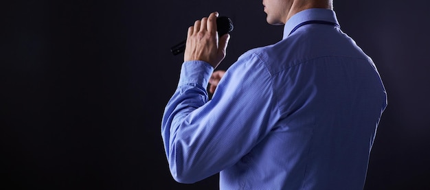 Conceito de discurso de empresário falando com microfone na sala de conferências