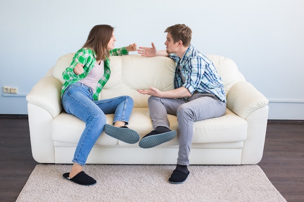 Conceito de discussão, conflito e pessoas. mulher fazendo gestos enquanto briga com o parceiro