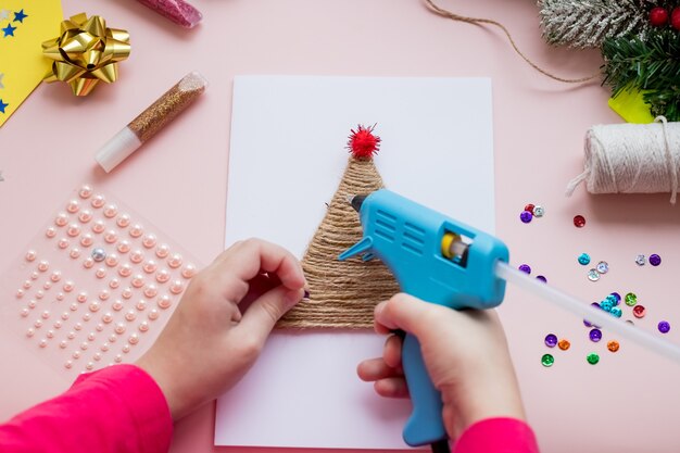 Conceito de DIY. Como fazer um cartão de Natal.