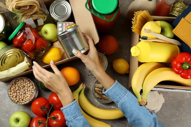 Foto conceito de doação com mãos femininas e alimentos diferentes