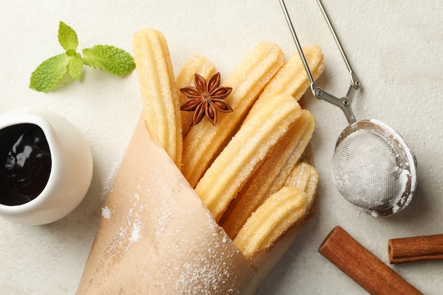 Conceito de doce almoço com churros na mesa cinza