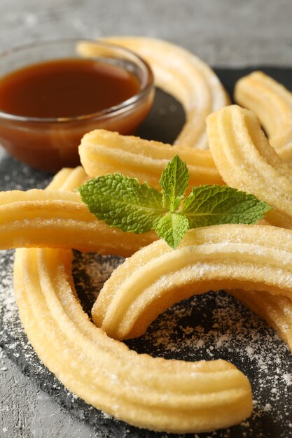 Conceito de doce almoço com churros na mesa cinza