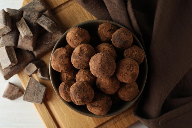 Conceito de doces com trufas em fundo branco de madeira