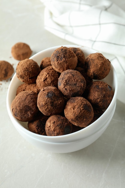 Conceito de doces com trufas em fundo branco