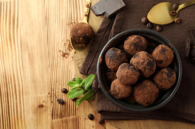 Conceito de doces com trufas em fundo de madeira