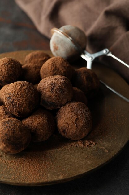 Conceito de doces com trufas em fundo escuro texturizado