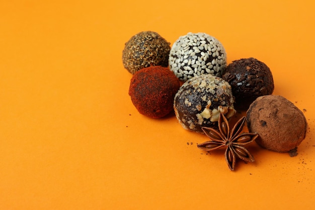 Conceito de doces com trufas em fundo laranja