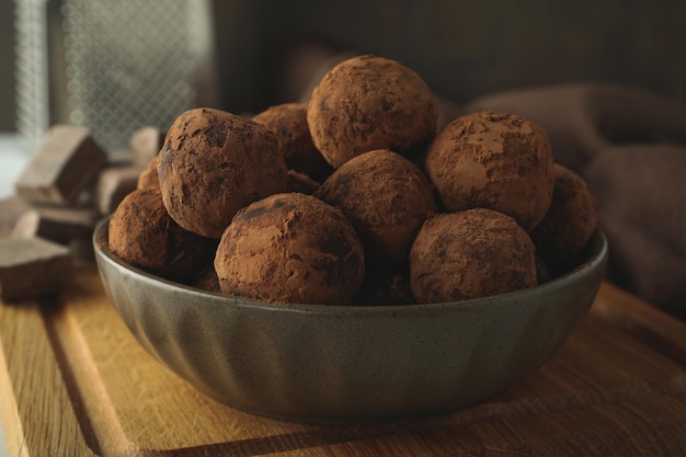 Conceito de doces com trufas na placa de madeira