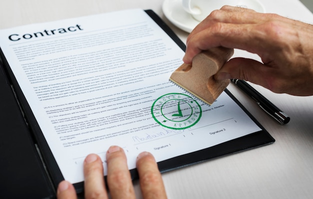 Conceito de documento de formulário de contrato de negócios