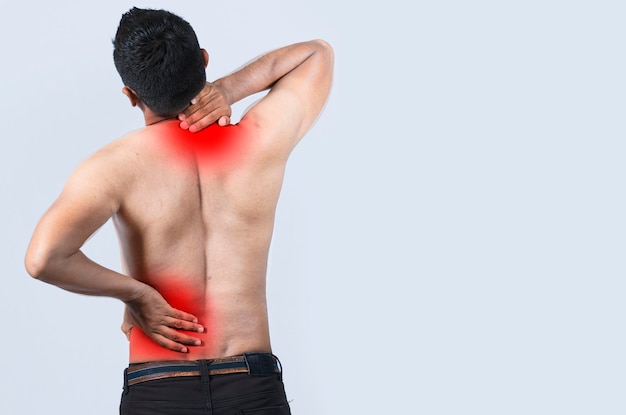 Conceito de dor no pescoço e nas costas Pessoas com dor muscular no pescoço e nas costas Close-up do homem com dor no pescoço e nas costas um homem com dor muscular em fundo isolado