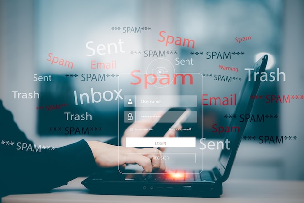 Conceito de e-mail com laptop spam e vírus monitor de computador conceito de segurança na internet empresário lendo correio eletrônico com um laptop Spam lixo e emarketing na tela Spam Email Popup Warning