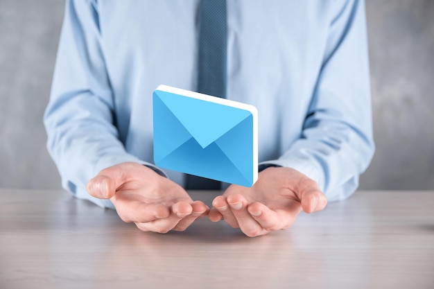 Conceito de e-mail marketing e newsletterContate-nos por e-mail de newsletter e proteja suas informações pessoais de spam conceito de correioEsquema de vendas diretas no negócio Lista de clientes para envio