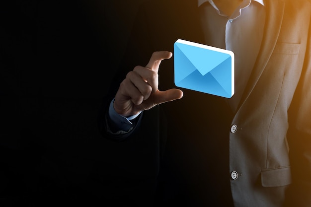 Conceito de e-mail marketing e newsletterContate-nos por e-mail de newsletter e proteja suas informações pessoais de spam conceito de correioEsquema de vendas diretas no negócio Lista de clientes para envio