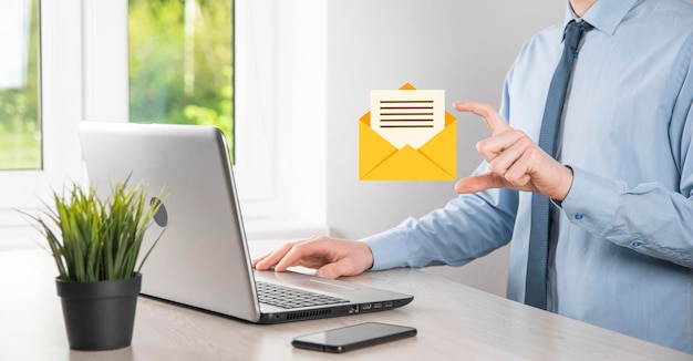 Conceito de e-mail marketing e newsletterContate-nos por e-mail de newsletter e proteja suas informações pessoais de spam conceito de correioEsquema de vendas diretas no negócio Lista de clientes para envio