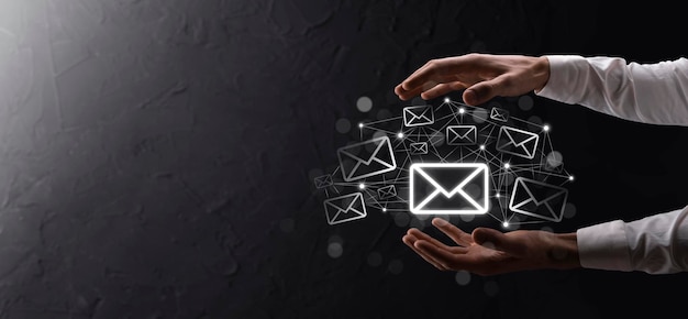 Conceito de e-mail marketing e newsletterContate-nos por e-mail de newsletter e proteja suas informações pessoais de spam conceito de correioEsquema de vendas diretas no negócio Lista de clientes para envio