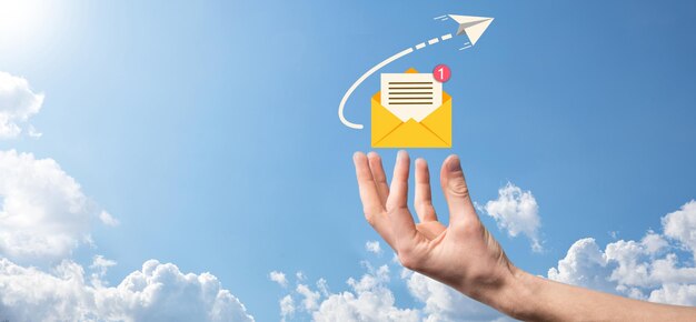 Conceito de e-mail marketing e newsletterContate-nos por e-mail de newsletter e proteja suas informações pessoais de spam conceito de correioEsquema de vendas diretas no negócio Lista de clientes para envio