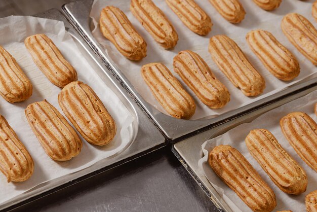 Conceito de eclairs recém-assados para padaria ou confeitaria