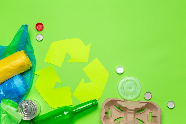 Foto conceito de eco com símbolo de reciclagem na vista superior de fundo de tabela