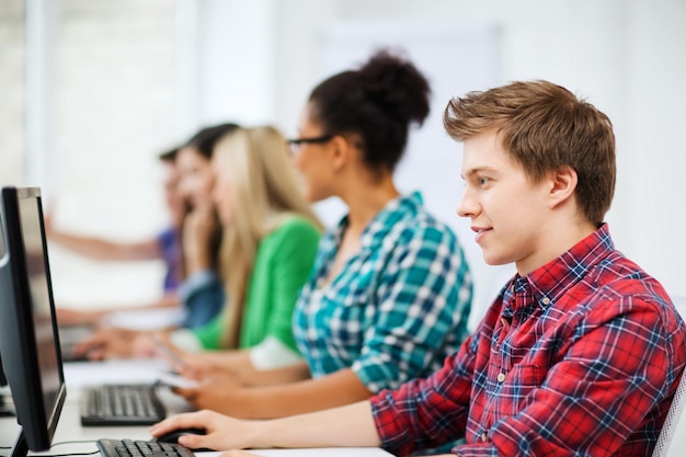 conceito de educação - aluno com computador estudando na escola