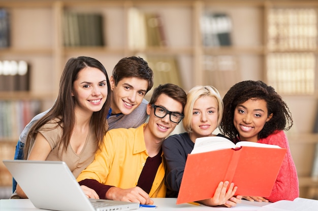 conceito de educação - alunos lendo livro na escola