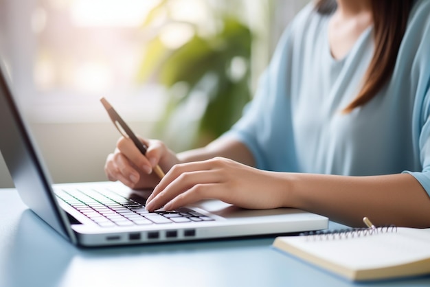 Conceito de educação Close Up de uma estudante fazendo anotações digitando à mão em laptop estudando on-line no computador de casa